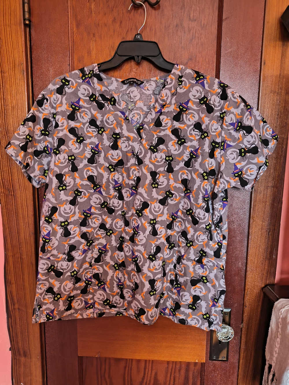 SCRUB TOP. Halloween Cat-Print. 2X